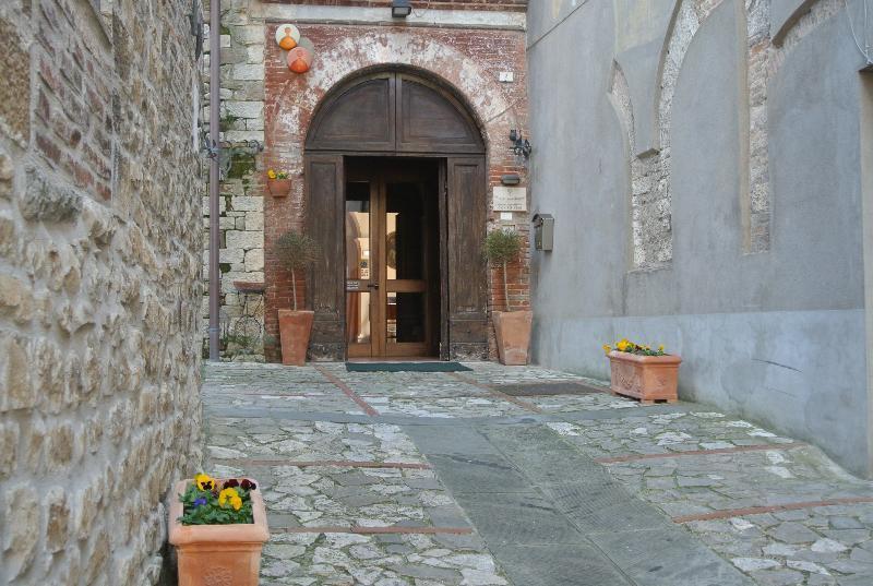 Monastero Ss. Annunziata Hotell Todi Exteriör bild The entrance of the church of San Pietro