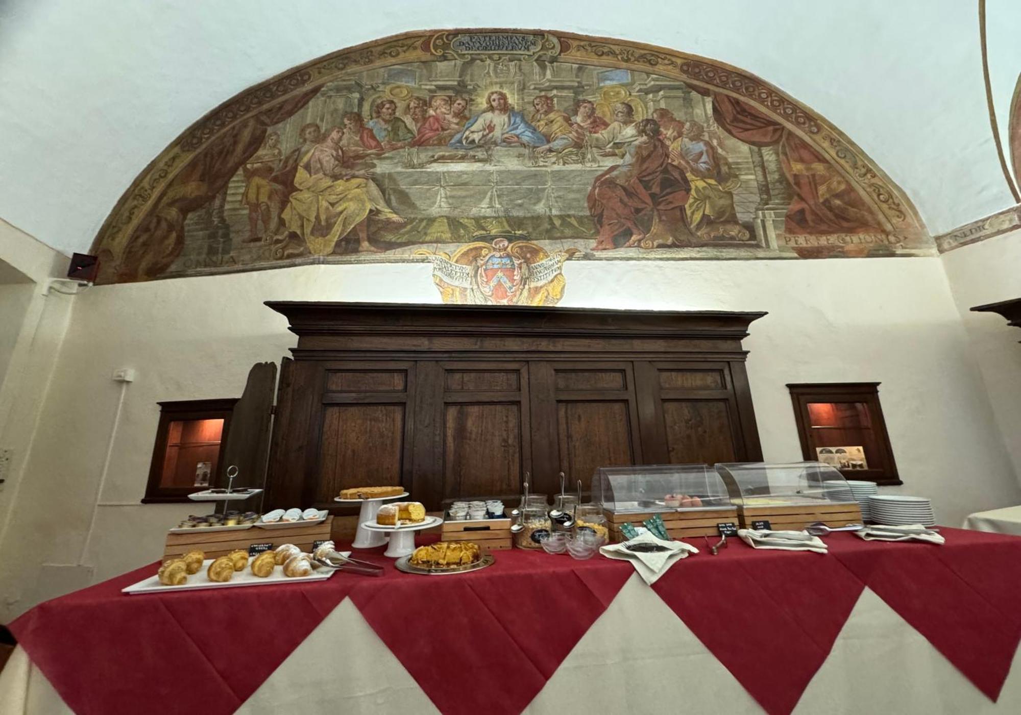 Monastero Ss. Annunziata Hotell Todi Exteriör bild The interior of the refectory