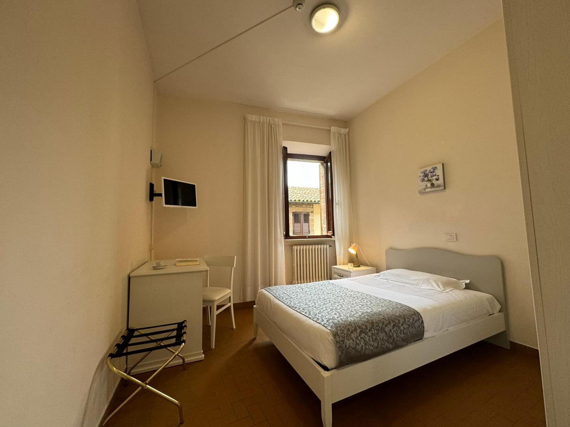 Monastero Ss. Annunziata Hotell Todi Exteriör bild A room at the hostel