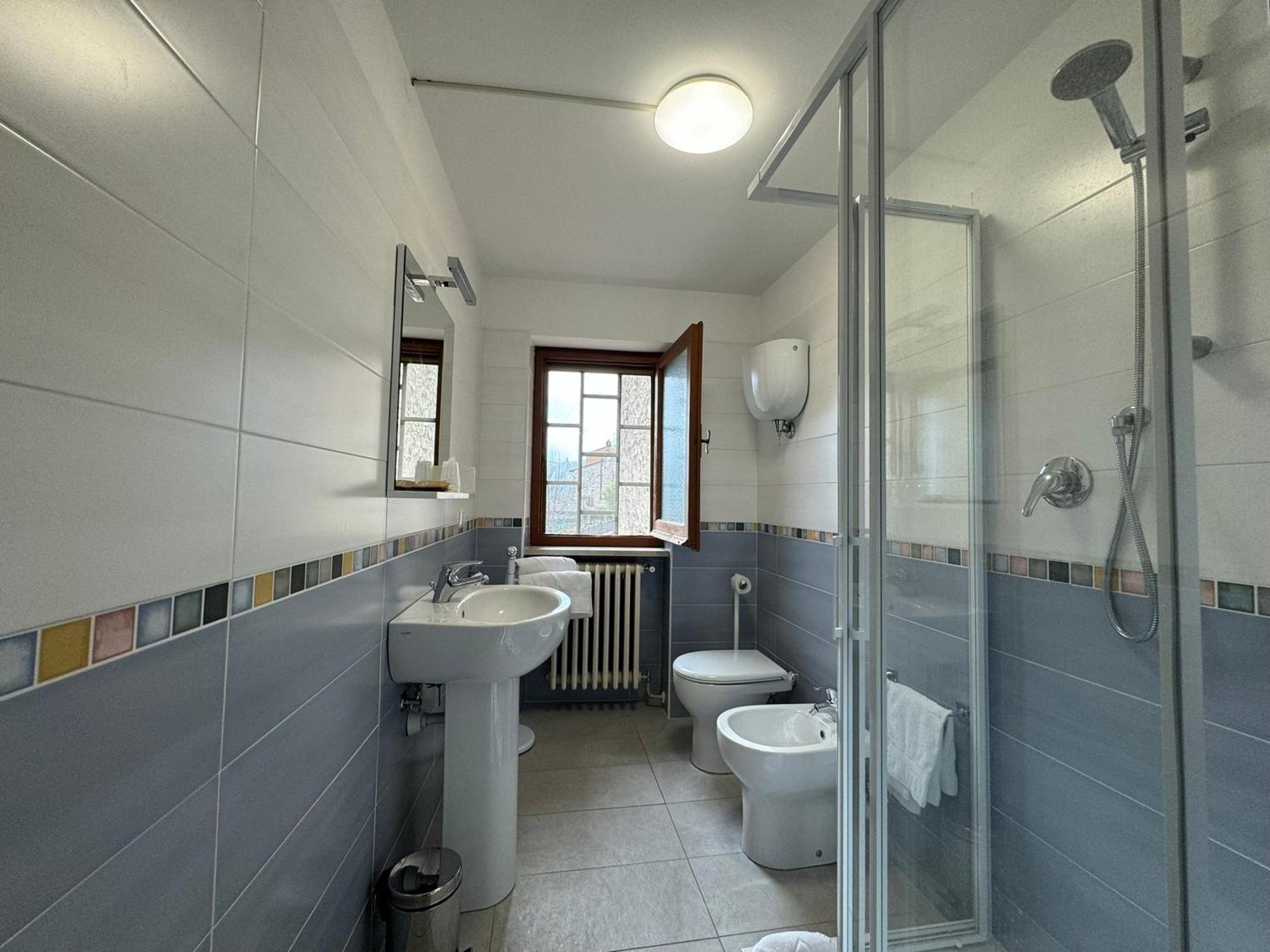Monastero Ss. Annunziata Hotell Todi Exteriör bild Bathroom with shower enclosure